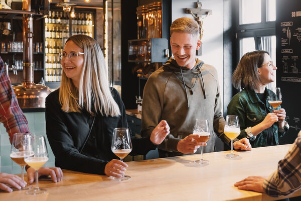 Berg Brauerei Erlebnisse Verkostung in der Gruppe im Glas