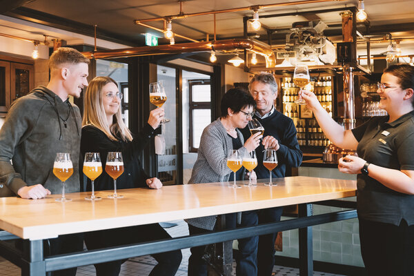 Berg Brauerei Erlebnisse Verkostung in der Gruppe mit Bieren