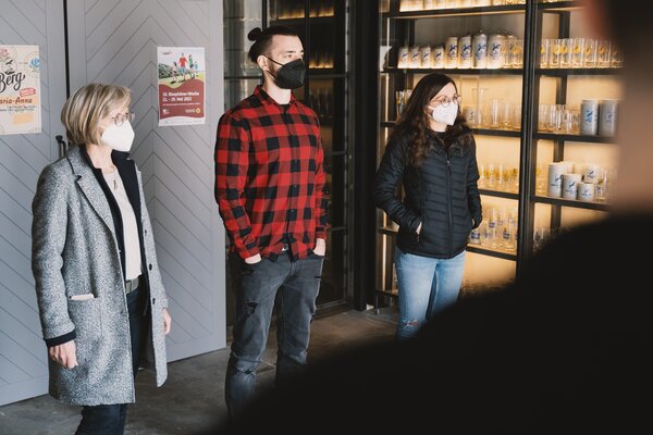 Berg Brauerei Erlebnisse Besichtigung Personen stehen vor Wand