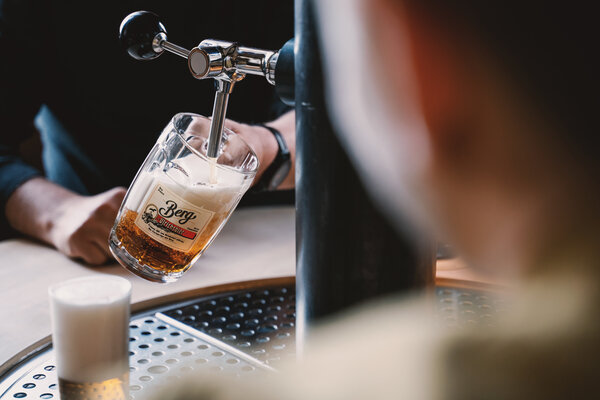 Berg Brauerei Erlebnisse TapTable Abfüllung eines Glasses