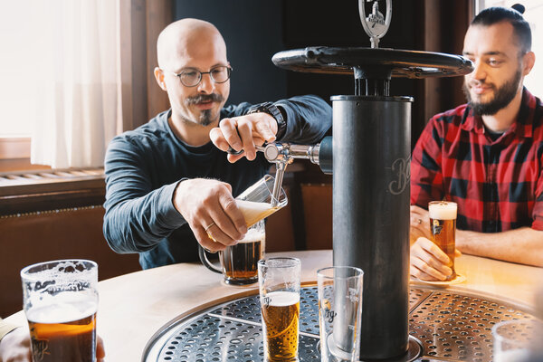 Berg Brauerei Erlebnisse TapTable Abfüllung eines Glasses in der Gruppe