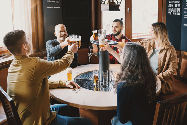 Berg Brauerei Erlebnisse Anstoßen am runden TapTable in der Gruppe