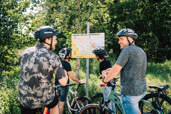 BergBier-Tour Radfahrer an Karte