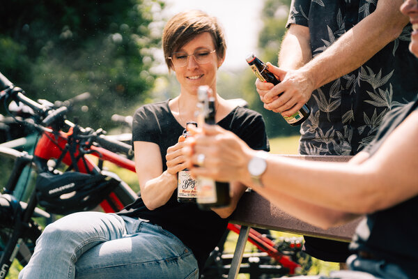 BergBier-Tour: Radfahrer machen Pause mit alkoholfreien BergBier-Spezialitäten