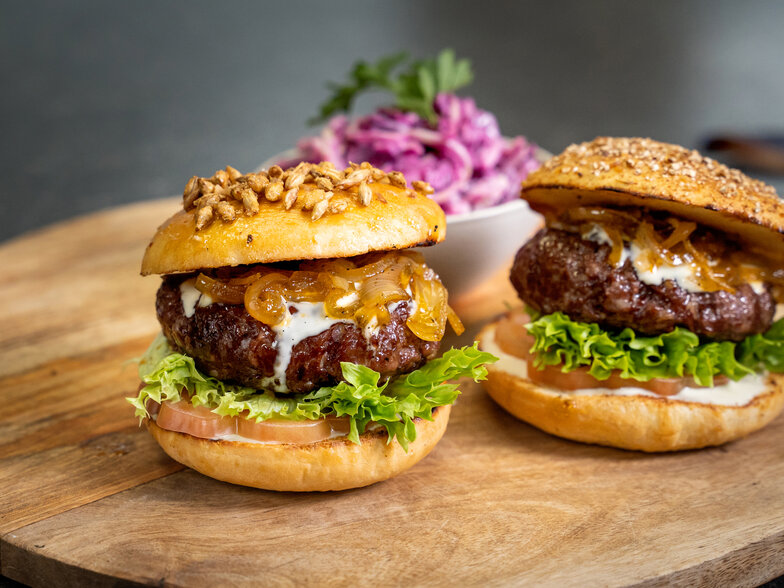 Burger mit Bier-Mayo und Coleslaw