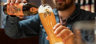 Weizen-Bock ins Bierglas einschenken