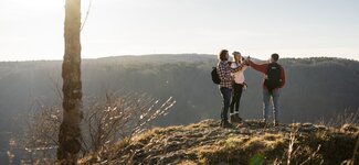 Berg Märzen, Personen auf Berg stoßen an