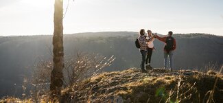 Berg Märzen, Personen auf Berg stoßen an