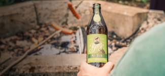 Mai-Bock vor einer Grillstelle