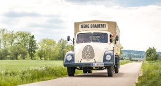 Ein Wagen fährt auf einer Landstraße