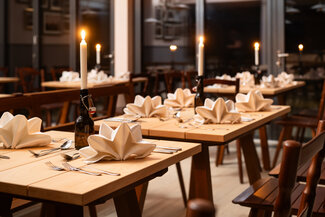 WinterGartenHaus: Elegant eingedeckte Tische