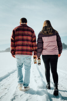 Zwei Menschen wandern gemeinsam im Schnee
