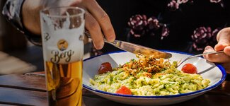 Eine Person isst mit Messer und Gabel