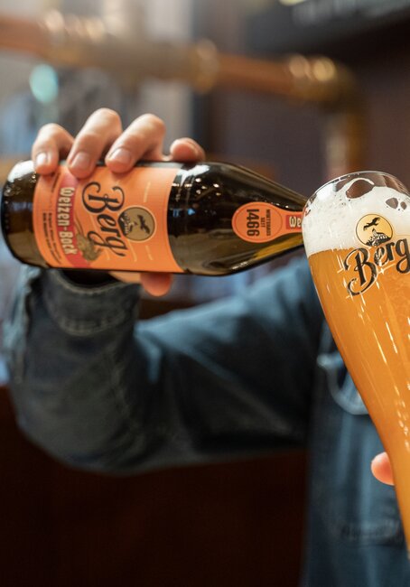 Weizen-Bock ins Bierglas einschenken