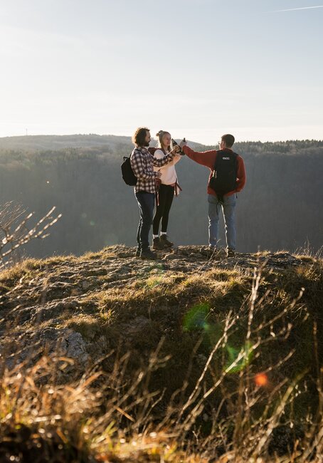 Berg Märzen, Personen auf Berg stoßen an