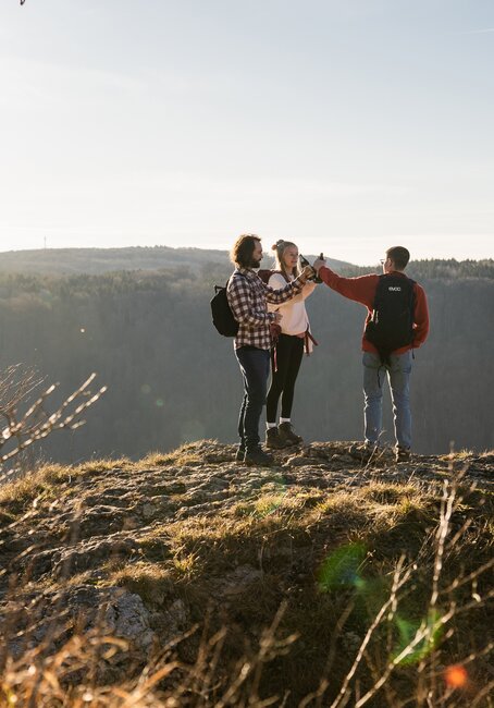 Berg Märzen, Personen auf Berg stoßen an