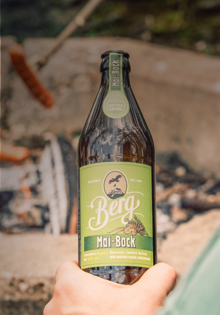 Mai-Bock vor einer Grillstelle