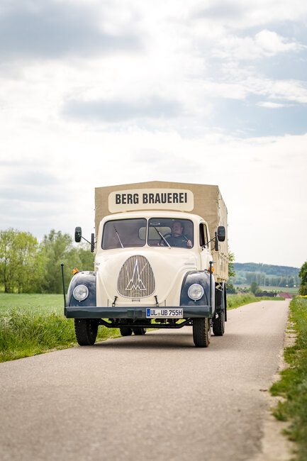 Ein Wagen fährt auf einer Landstraße