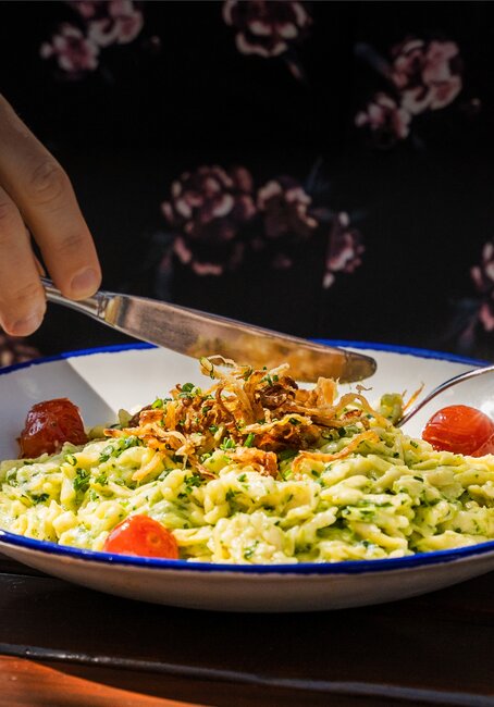 Eine Person isst mit Messer und Gabel